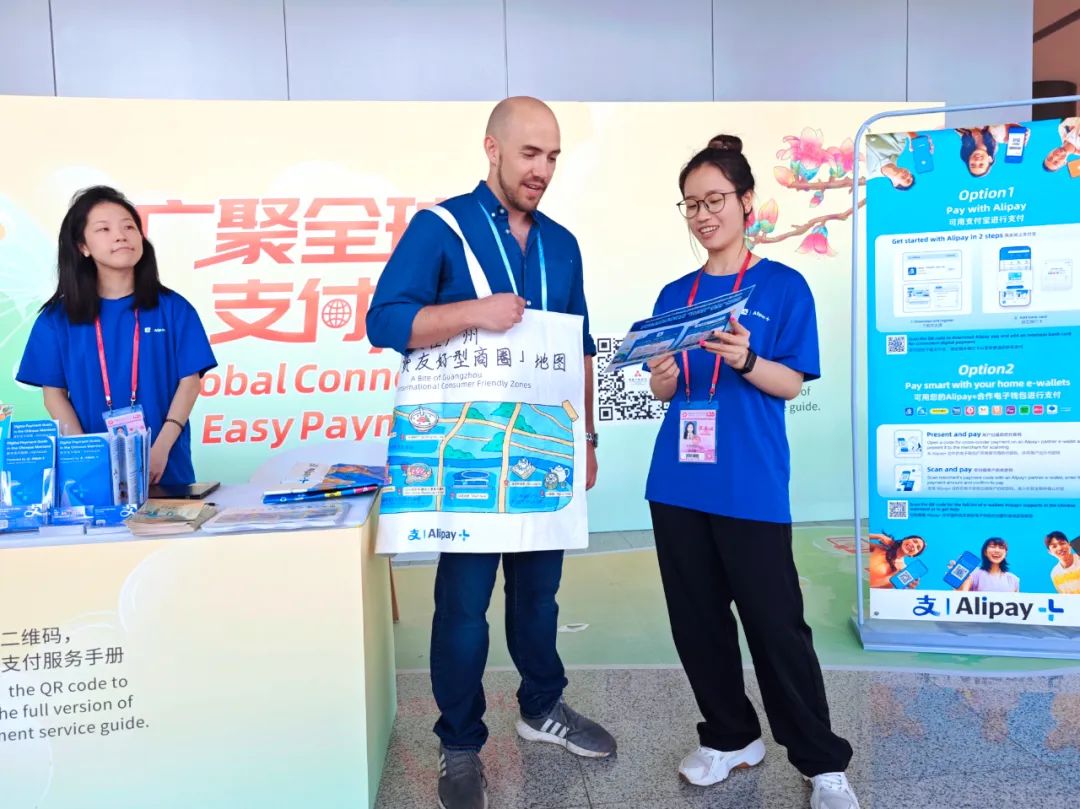 大学生志愿者们把广州美食地图做成双语的“显眼包”和地图页，让广交会国际展商感觉很贴心