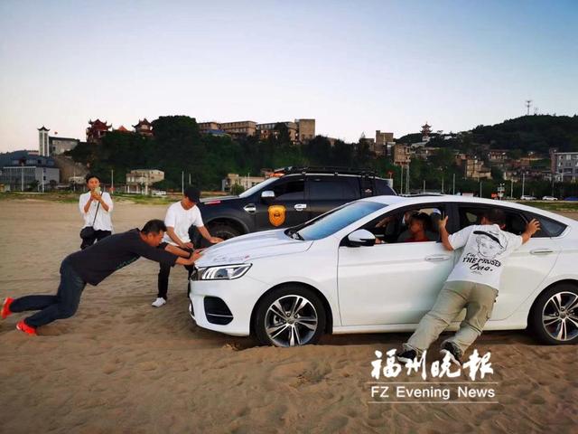 救援队救助陷入沙滩的车辆(资料图).