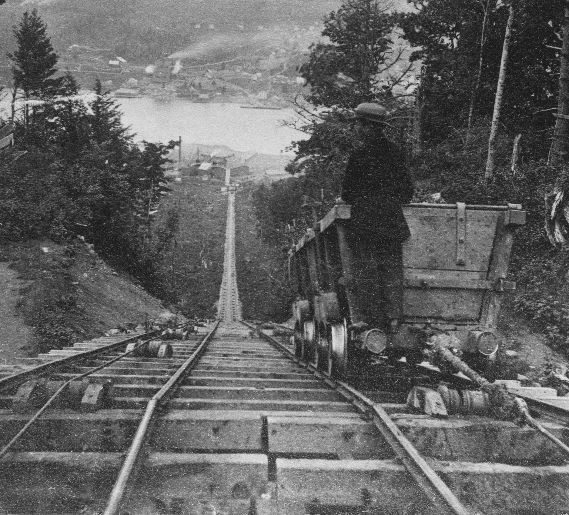 1875年左右，密歇根州苏必利尔湖铜矿中，一名男子站在矿车上。