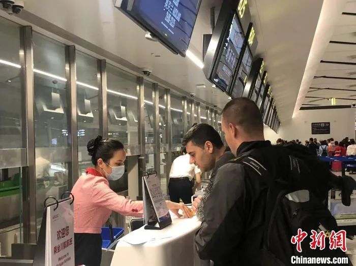 4月16日，旅客在成都天府国际机场办理值机。(川航供图)