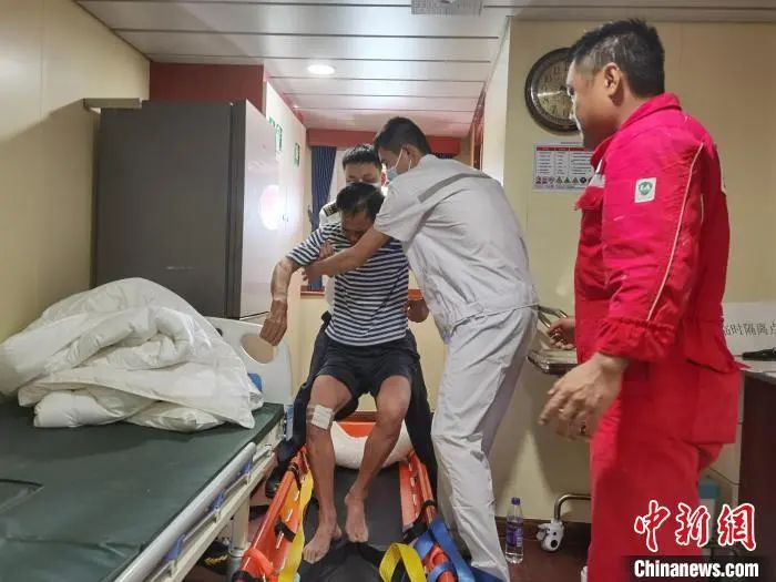 资料图：“福景001”轮一名甲板工获救。广东省海上搜救中心供图