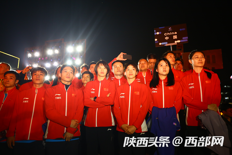 中国跳水队观看西安入城仪式。