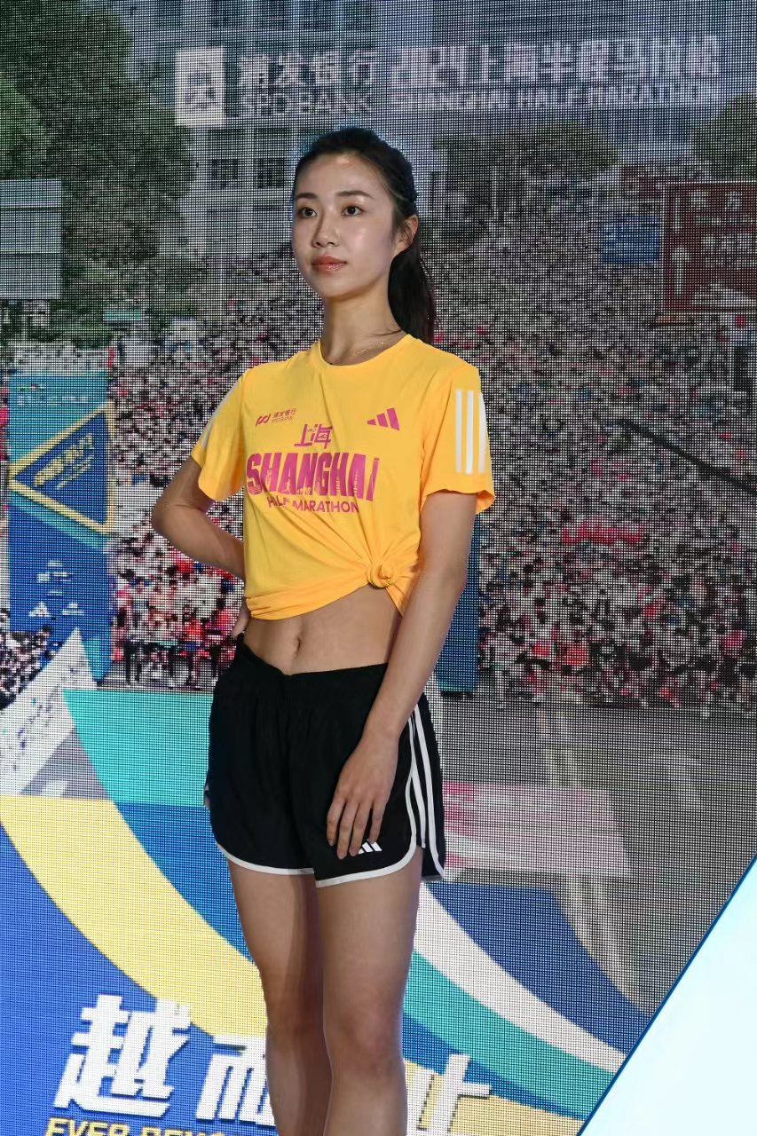 发布会上，模特展示今年上海半马的比赛服。