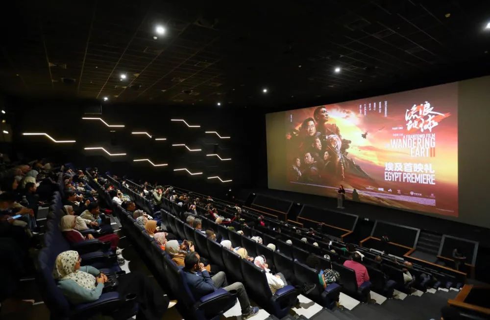 2023年3月11日，人们在埃及吉萨一家电影院参加中国电影《流浪地球2》的首映礼（隋先凯/摄）