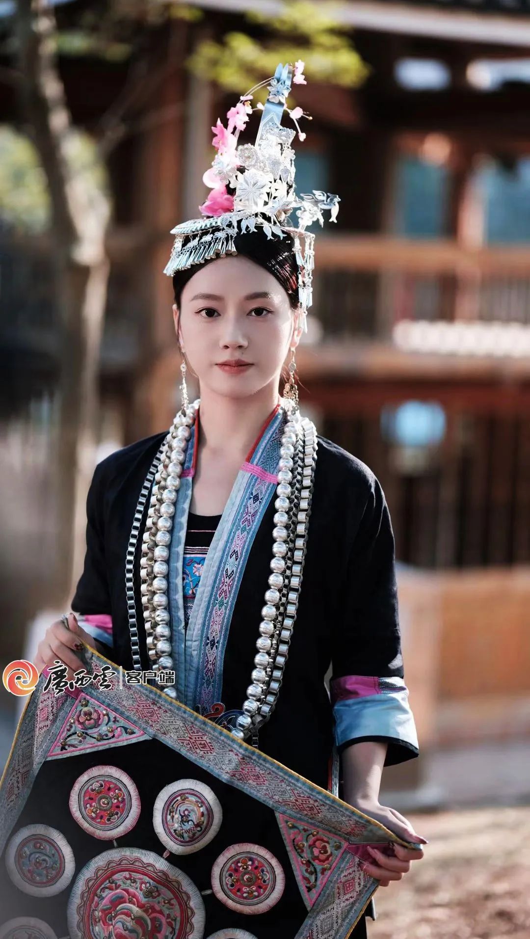 女孩展示侗族服饰.广西民族大学供图