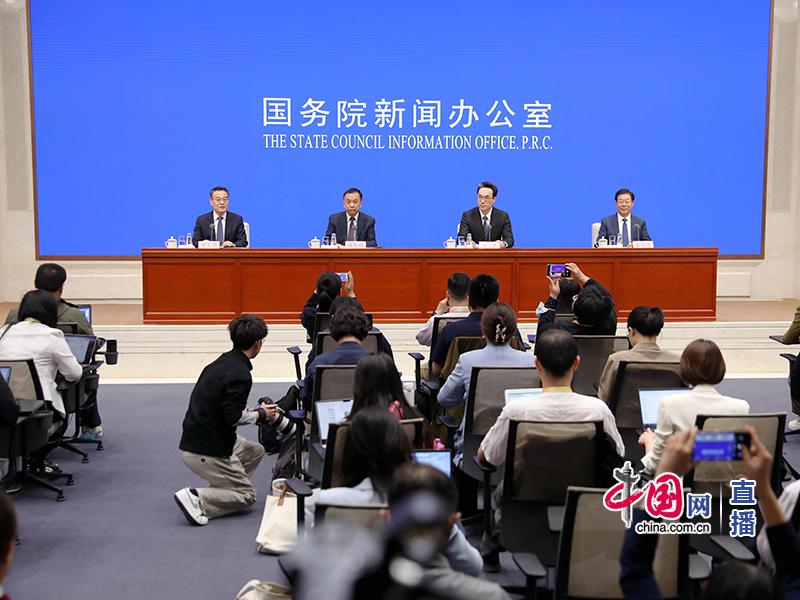 图4月17日,国务院新闻办举行新闻发布会解读宏观经济形势和政策,会上