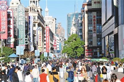 上海南京路集中了众多大型购物中心，是该市重要商圈之一。图为近日的南京路步行街。严大明摄（人民视觉）