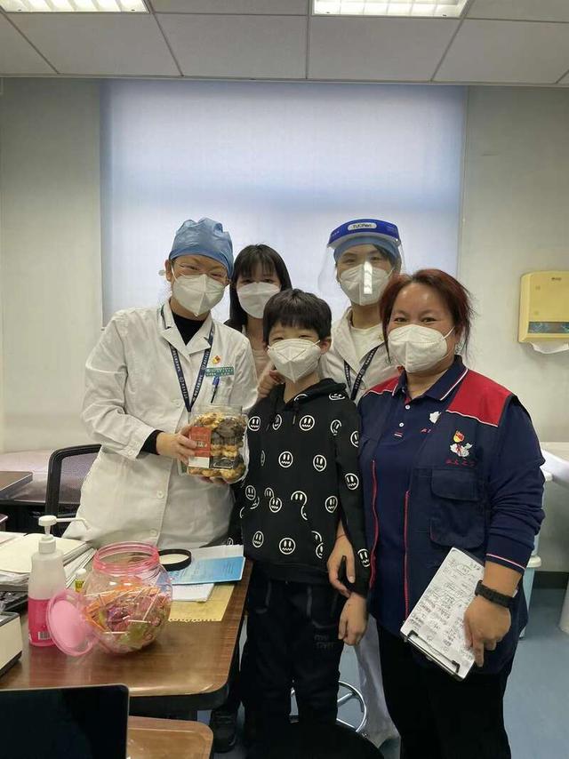 刘子涵和家人与吴润晖医生（左一）等合影。受访者供图
