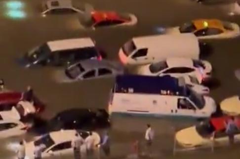 车辆泡在水中（视频截图）