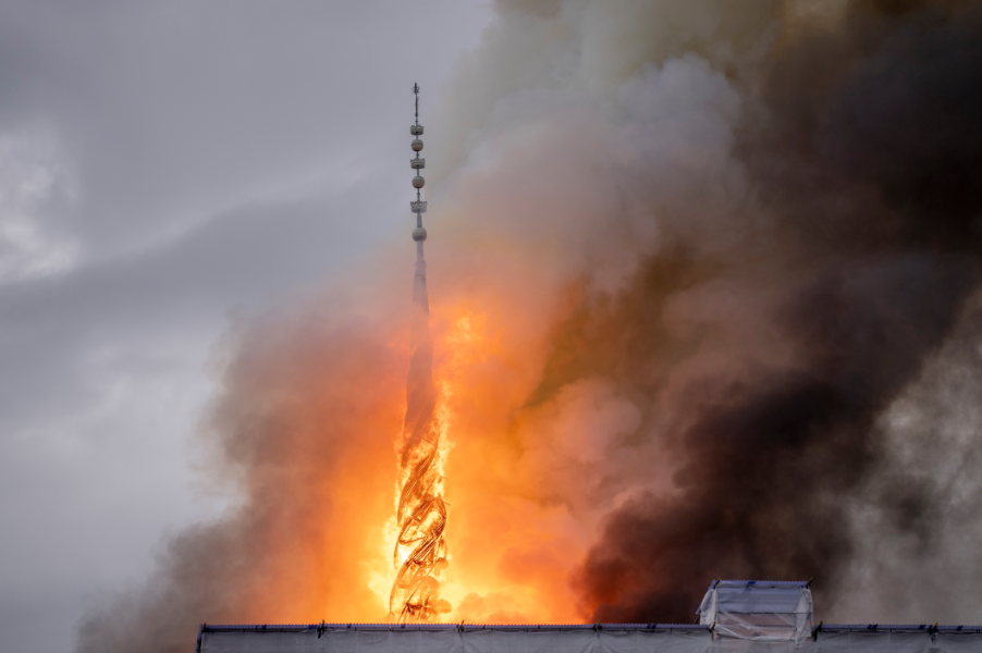 当地时间2024年4月16日,丹麦哥本哈根证券交易所旧址发生火灾,其