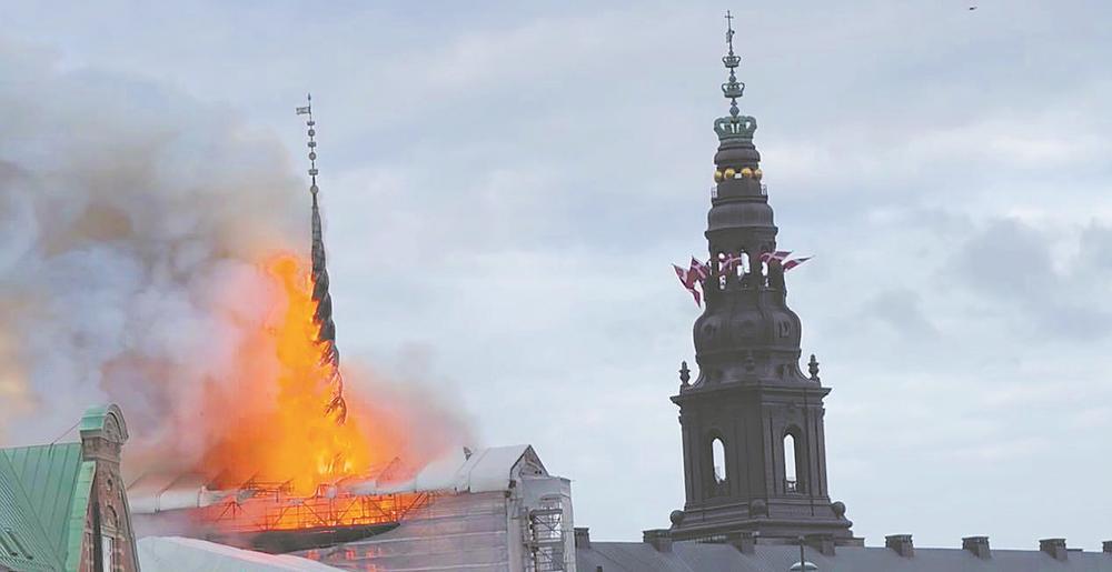 丹麦哥本哈根证券交易所标志性的尖顶起火
