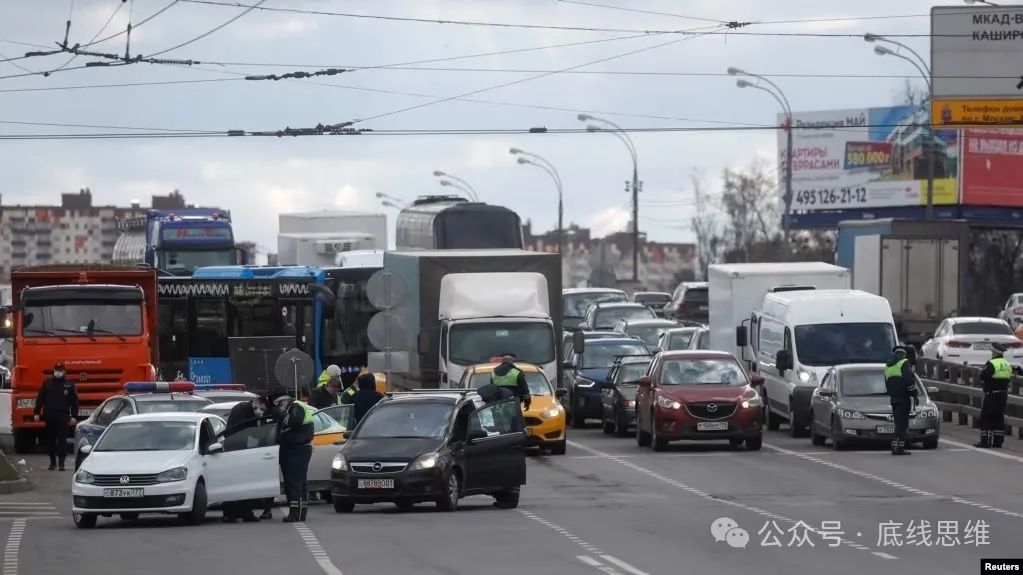 莫斯科大街上的汽车堵塞。图源：Reuters