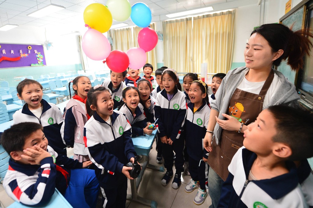 4月18日，学生们在“科技课堂”上体验“悬浮吹球”。王海滨 摄