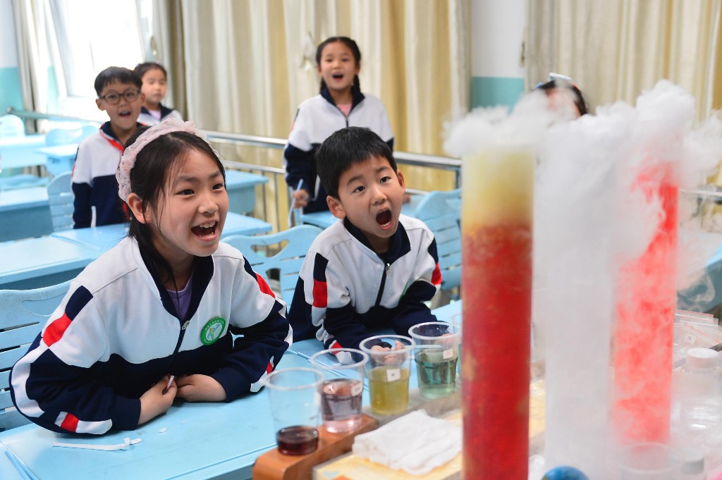 4月18日，学生们在“科技课堂”上体验“干冰沸腾”。王海滨 摄