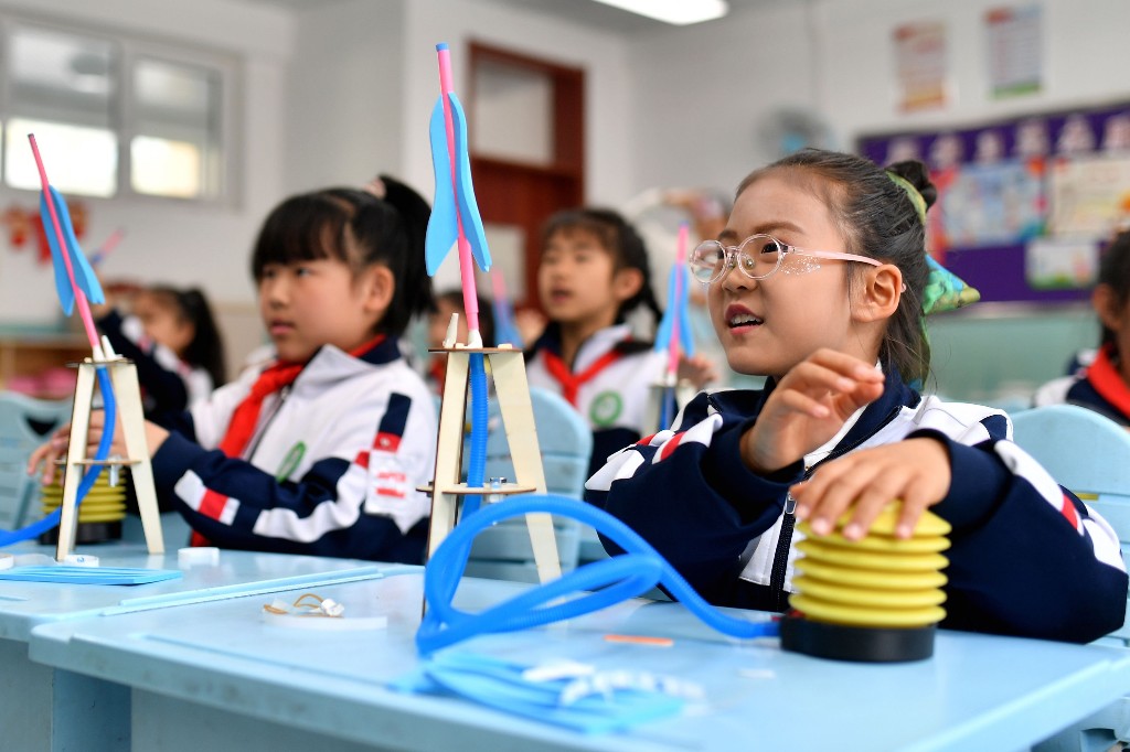 4月18日，学生们在“科技课堂”上体验“空气炮火箭”。王海滨 摄