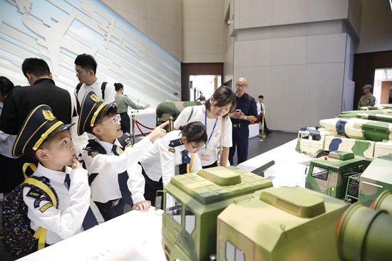     香港青少年参观驻香港部队展览中心。吴丰座/摄