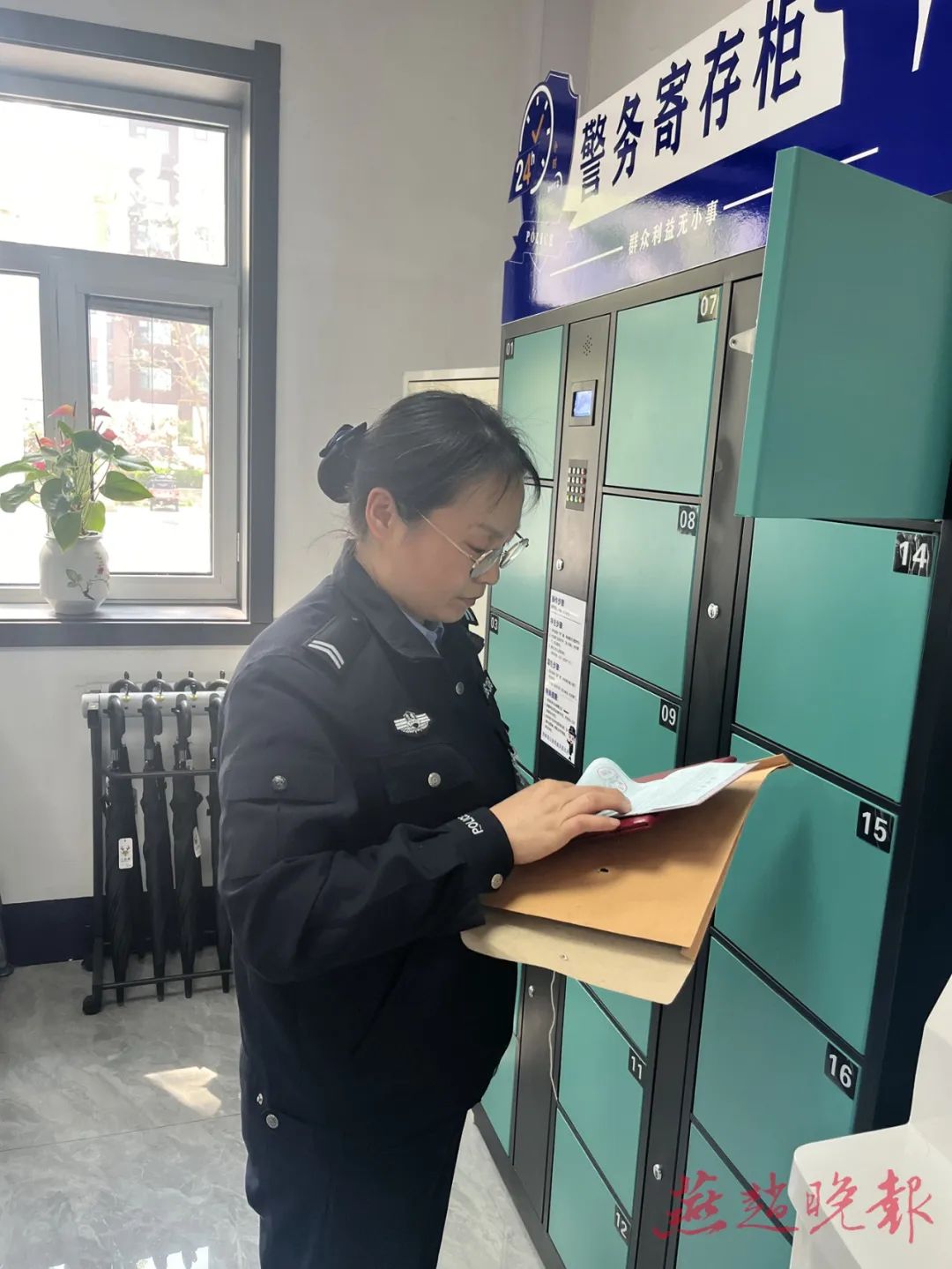4月12日8时许,送孩子上学后,李慧来到"24小时便民驿站",将更改户口本
