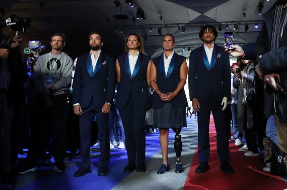 4月17日，法国运动员在庆祝活动上展示法国队奥运会开幕式服装。新华社记者 高静 摄
