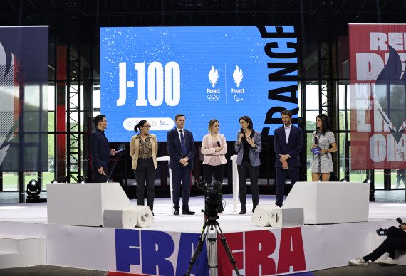 4月17日，巴黎奥组委主席托尼·埃斯坦盖（右二）、法国体育部长卡斯特拉（右三）等参加庆祝活动。新华社记者 高静 摄