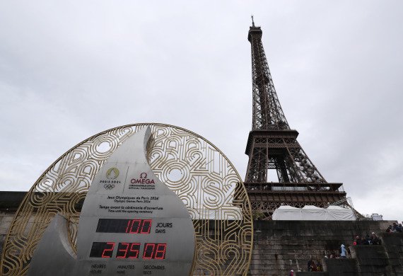 这是4月17日在法国巴黎埃菲尔铁塔脚下拍摄的巴黎奥运会倒计时牌。 新华社记者 高静 摄