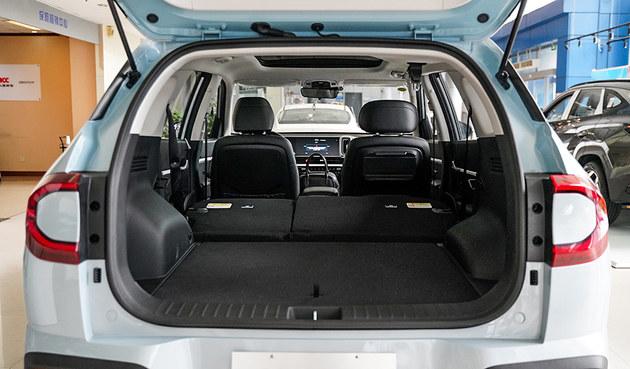将后排放倒后,ix35升级版 沐飒的后备厢容积达到了惊人的451l,堪称