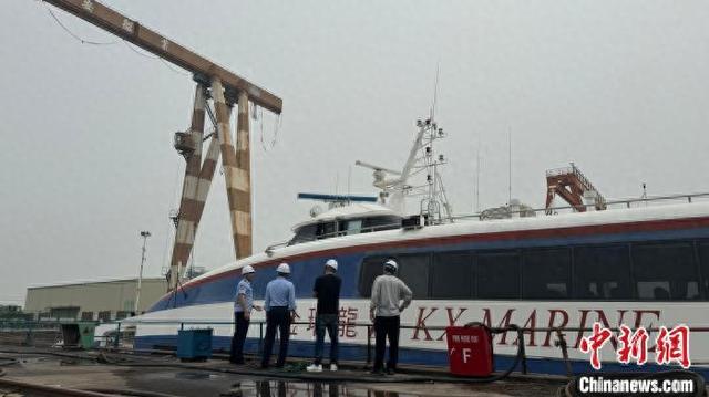 图为中国台湾籍客船“金瑞龍”轮在漳州维修保养。漳州边检站供图