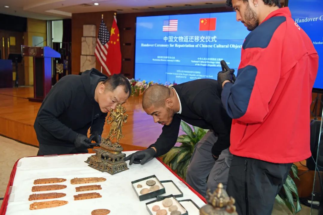 4月17日，在美国纽约中国驻纽约总领馆，工作人员点交中国流失文物艺术品。新华社记者 李睿 摄