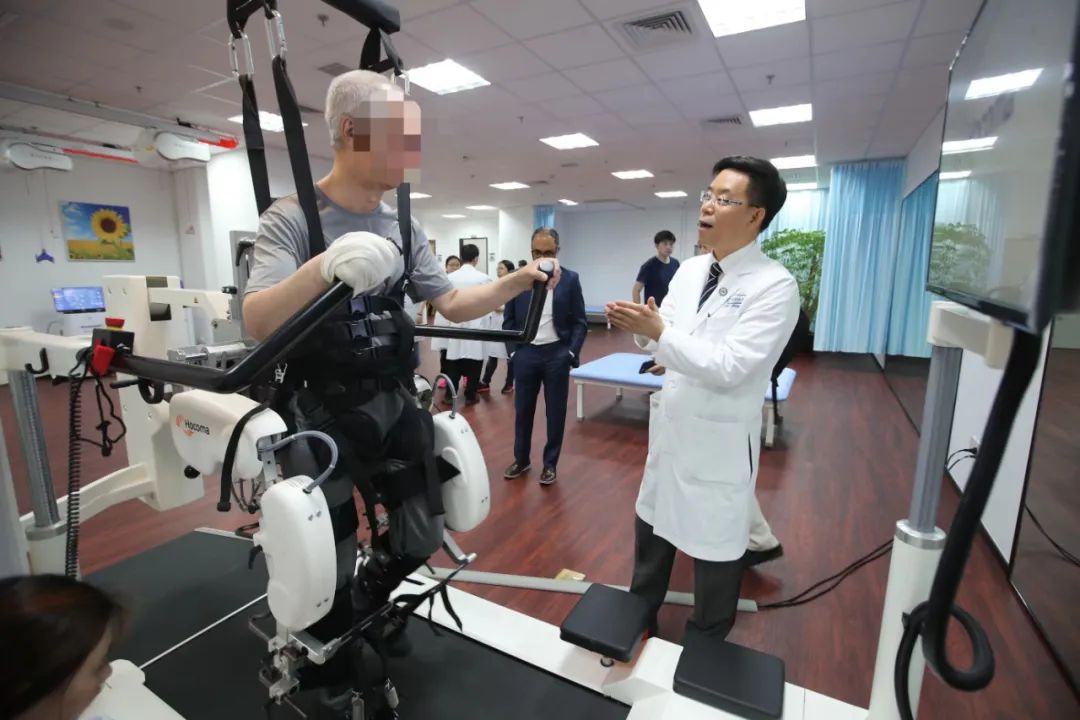 患者正在使用康复机器人进行步行训练