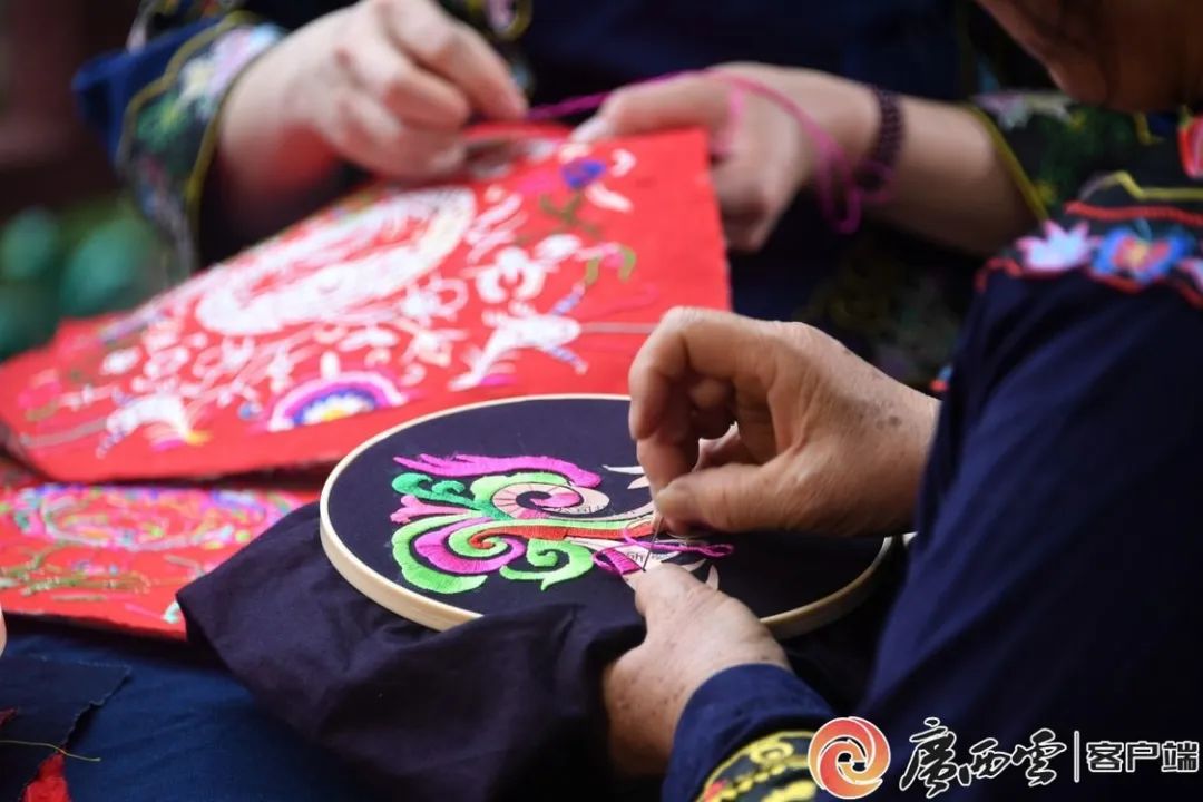 华服当潮|"穿"承千年,仍爱仫佬族这一袭青衣|传统服饰_新浪财经_新浪