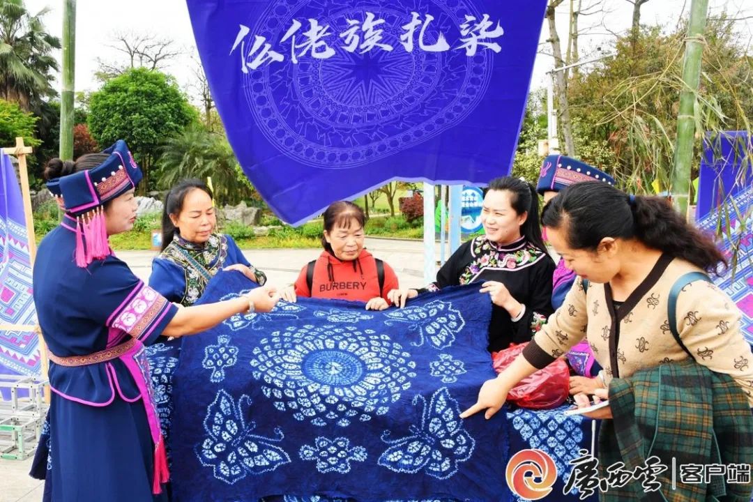 2024年广西三月三期间，游客在罗城仫佬族自治县观看仫佬族扎染。韦如代 摄