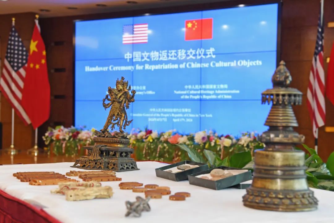 这是4月17日在美国纽约中国驻纽约总领馆拍摄的中国流失文物艺术品。 新华社记者 李睿 摄