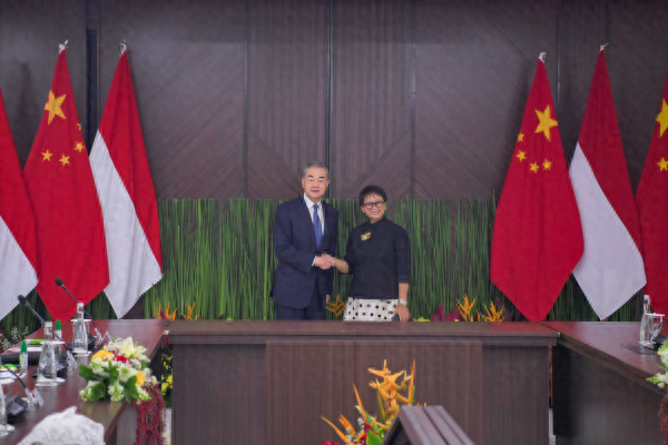 当地时间2024年4月18日，中共中央政治局委员、外交部长王毅在雅加达同印尼外长蕾特诺举行会谈。外交部官网 图