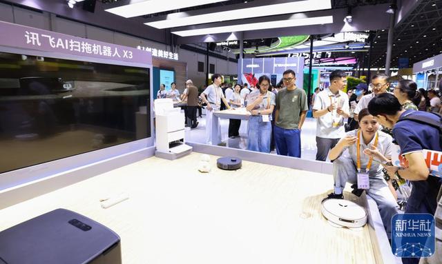 ↑4月17日，参观者在科大讯飞展台参观了解讯飞AI扫地机器人，此品牌是第四次参展消博会。新华社记者 杨冠宇 摄