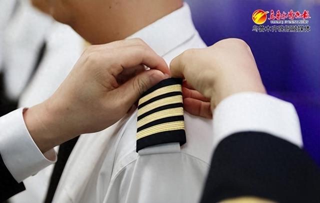 　　4月16日，南航新疆分公司飞行部为新聘机长授衔。记者石磊摄