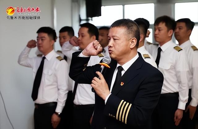 　　4月16日，在南航新疆分公司飞行部，首聘的10位机长在南航新疆分公司飞行部经理胡世勇的带领下集体宣誓。记者石磊摄