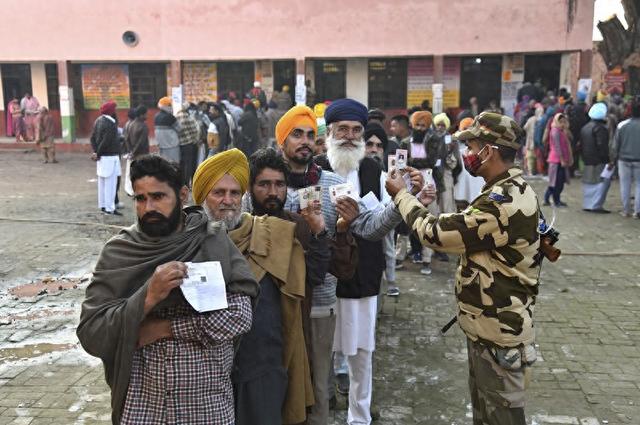 印度选民排队等候投票（资料图）
