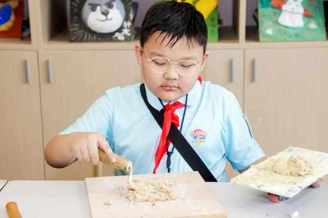 小学生在体验岭南灰塑。胡永健/摄