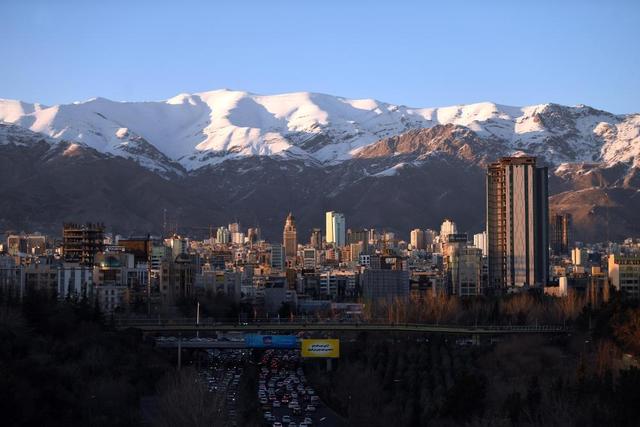 这是3月9日在伊朗首都德黑兰拍摄的雪山美景。新华社记者沙达提摄