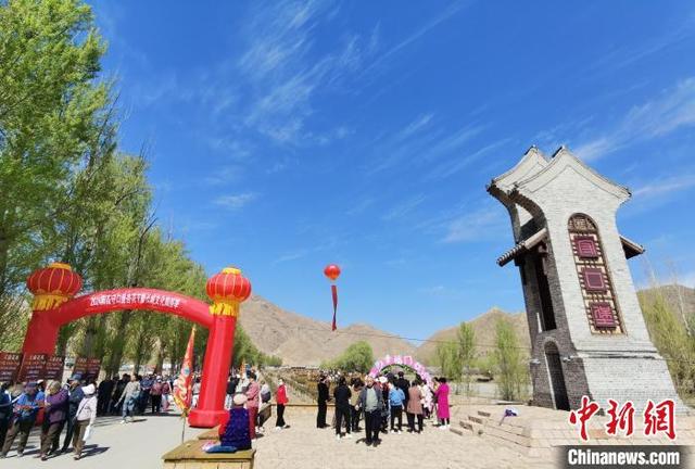 自2008年起，阳高县先后举办十余次守口堡杏花节暨长城文化旅游季活动。胡健 摄