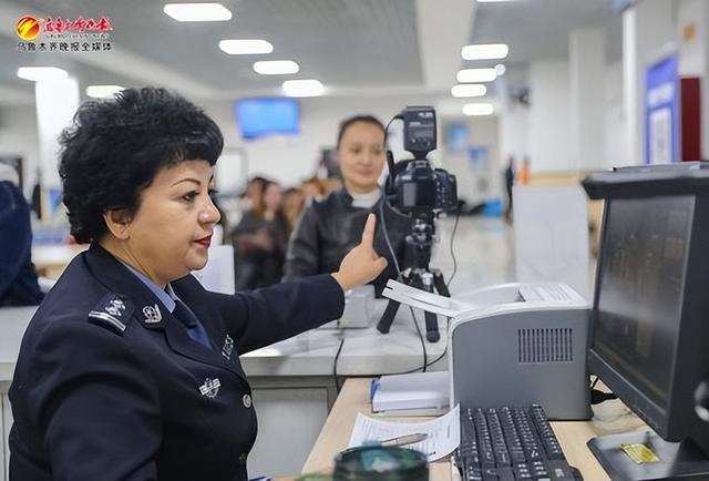 　　4月17日，工作人员在身份证业务窗口为市民办理相关业务。记者米热扎提·木塔力甫摄