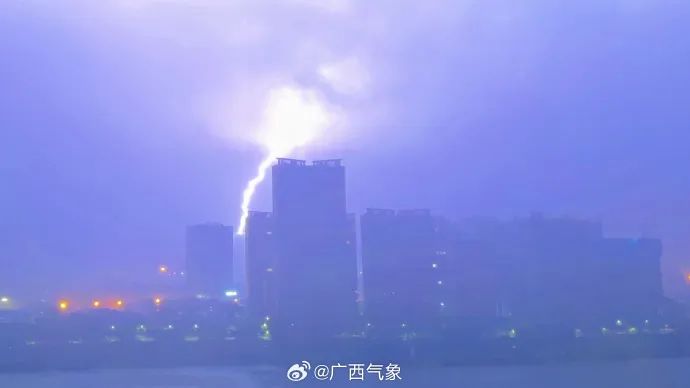 18日，南宁城区上空出现闪电。图源广西气象