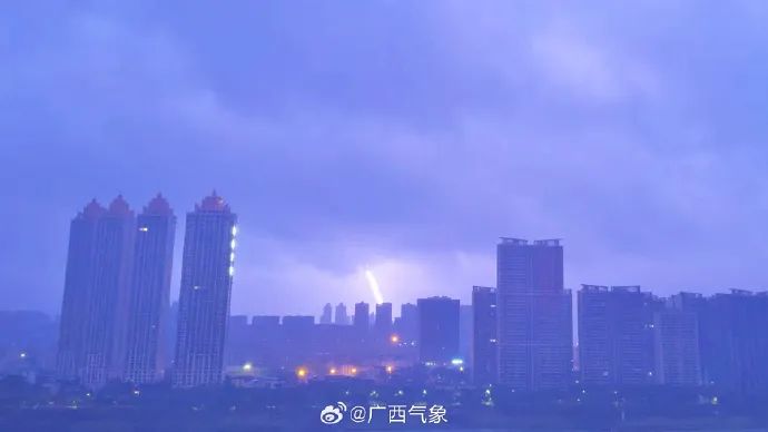 18日，南宁城区上空出现闪电。图源广西气象