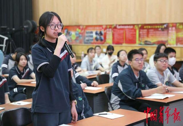 4月18日，北京市第八十中学，《中国式现代化概论》第六讲中，学生代表发言与老师互动交流。中青报·中青网记者 陈剑/摄