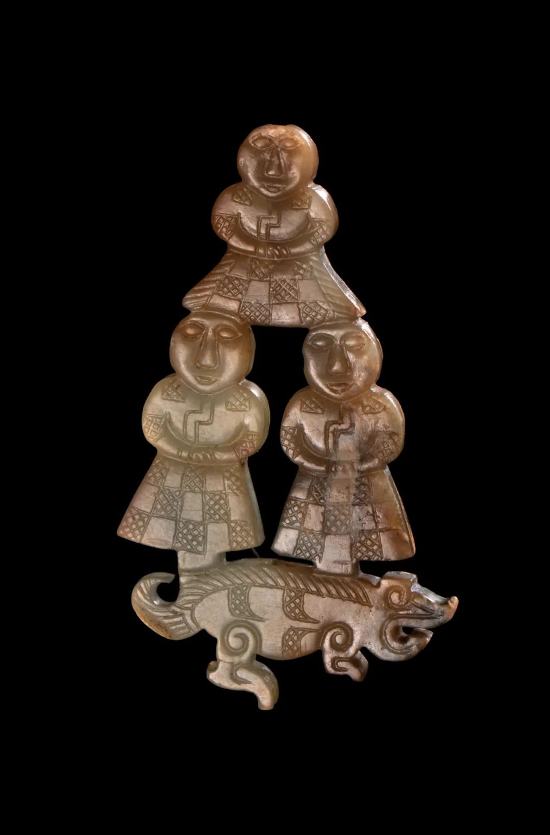 三人踏兽玉饰，约300 BCE，战国中晚期 2002年枣阳九连墩2号楚墓出土，现藏于湖北省博物馆