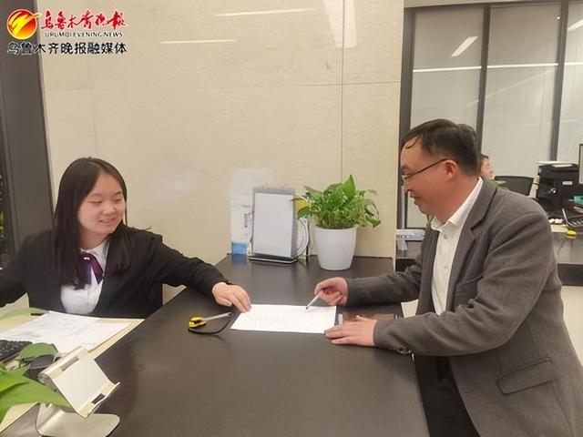 4月17日,在市政务服务大厅乌鲁木齐市应急管理局窗口,居民正在办理