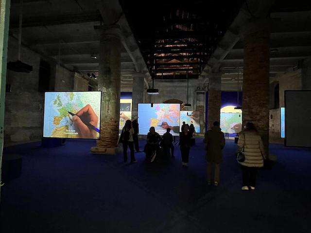 现场威尼斯双年展艺术家与观者处处都是外人