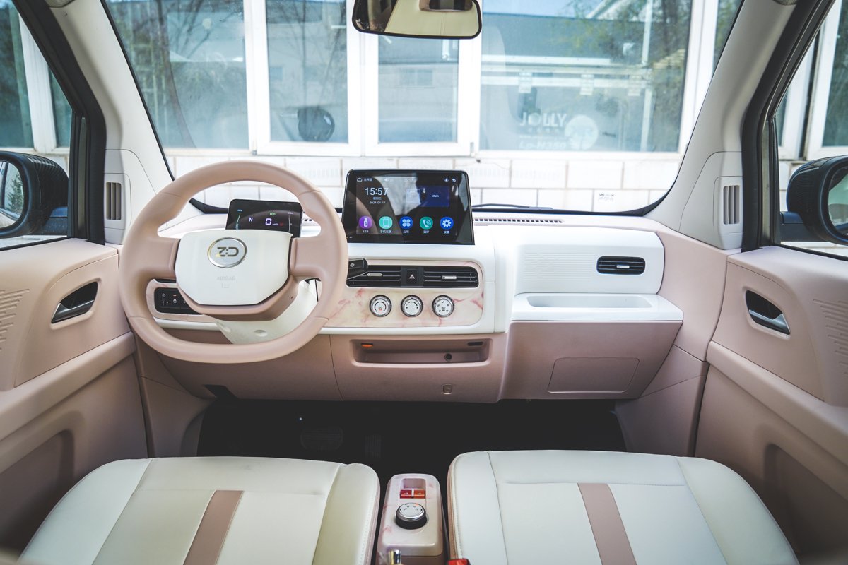 内饰方面,知豆彩虹同样运用了极简式风格,车内大量采用圆形的设计元素