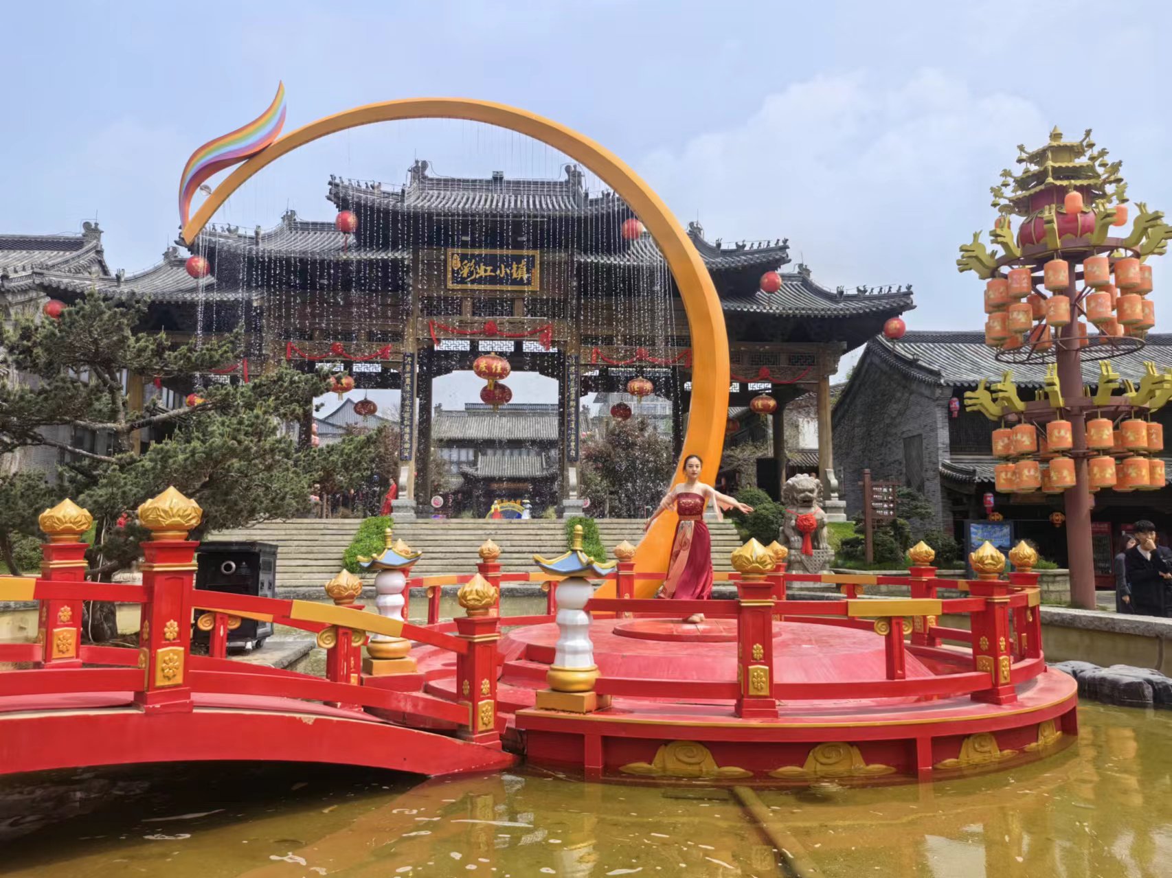 图为临沂市沂水县,依托雪山彩虹谷景区共同打造的彩虹小镇.