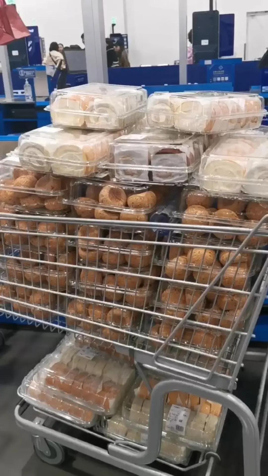 李雨薇的购物车堆满麻薯和瑞士卷。讲述者供图
