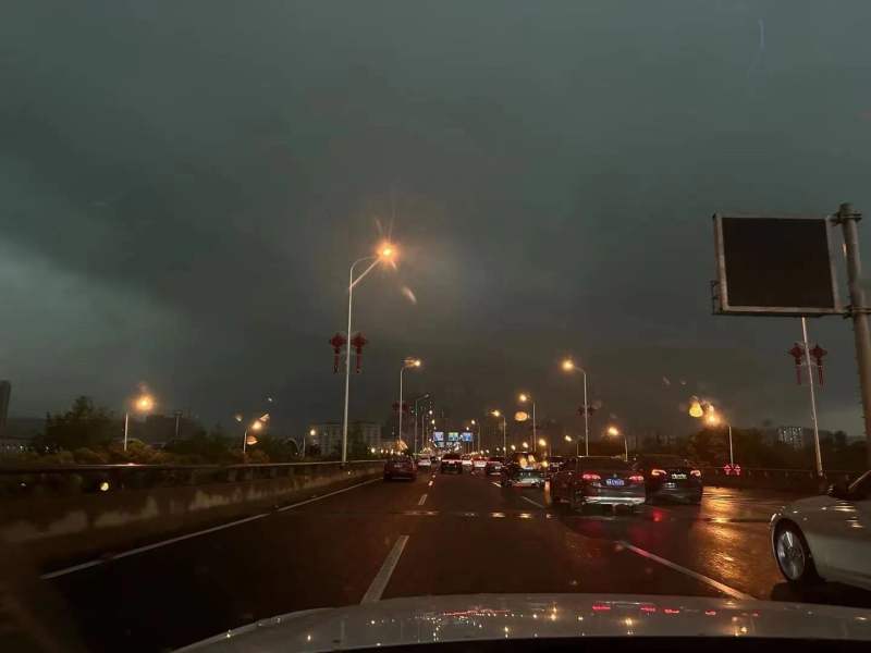 4月16日7时，湖南省长沙市天心区乌云密布，开启路灯照明。刘永红供图